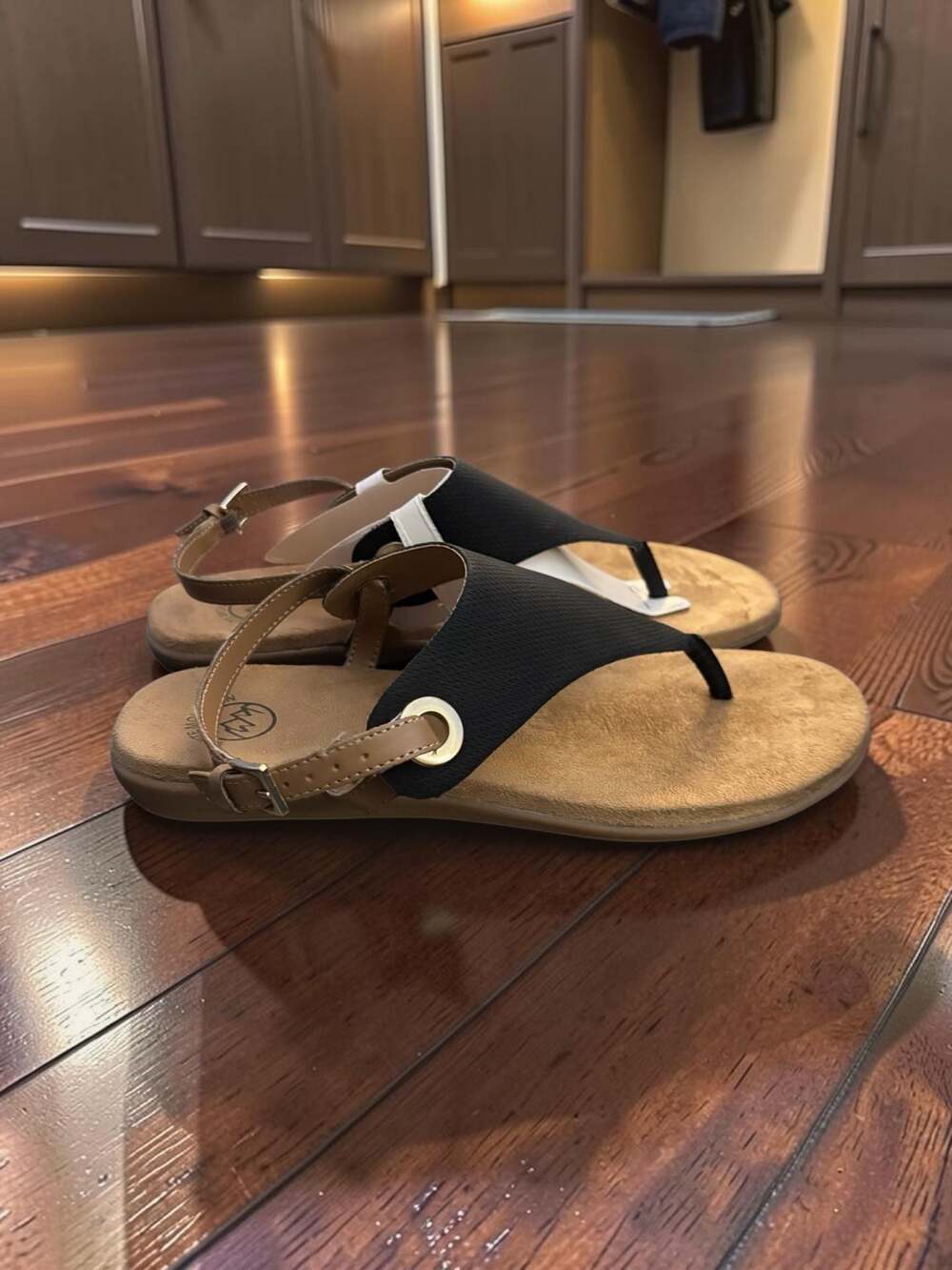 White Mountain London Thong Sandals in Black/HC Smooth